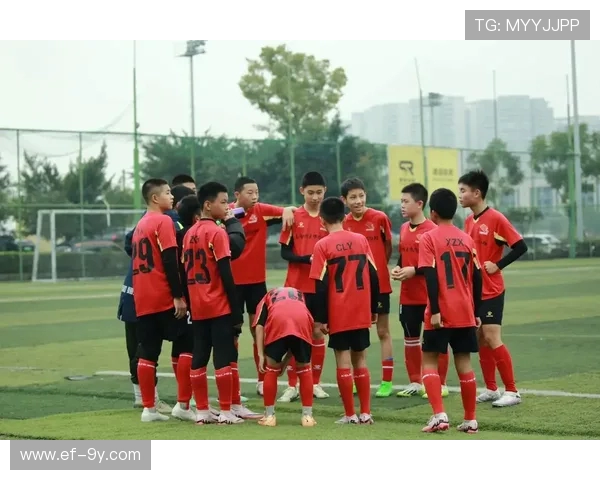 围绕红色中筒足球袜探索舒适支撑与竞技表现全面提升方案实用建议